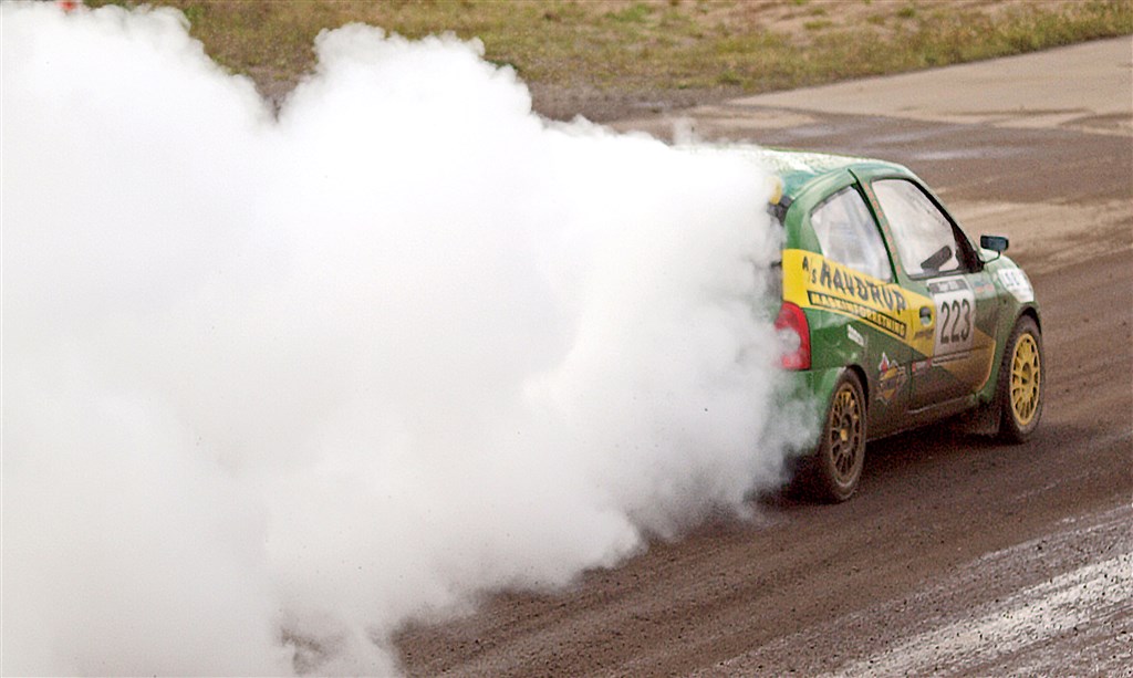 Rune B. Staudt udlagde hvidt røgslør og udgik af FTZ Rally Cross Himmerland.
(Foto: Åge Keseler Kirketerp)